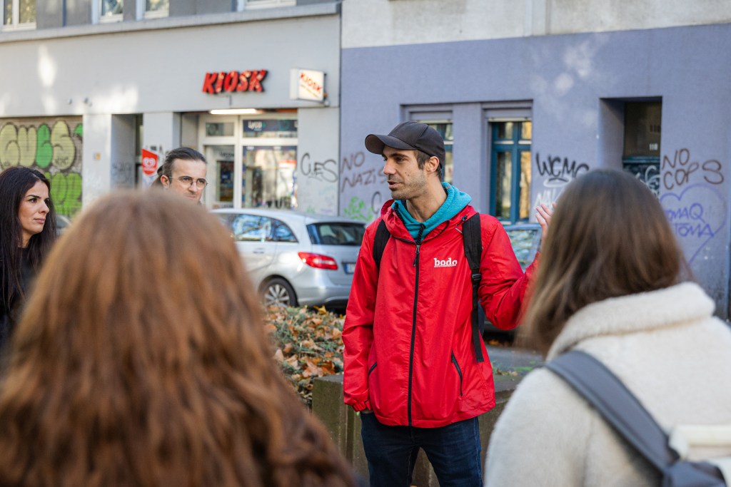 Tourguide Dennis mit einer Gruppe unterwegs bei einer Stadttour